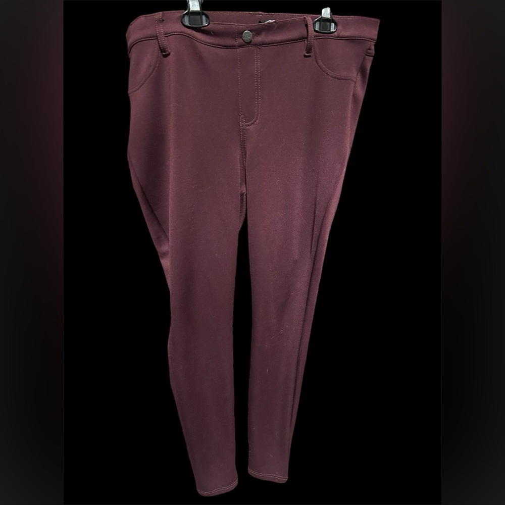 Hue large women’s pull on elastic waist pants. Back pockets. False front pockets